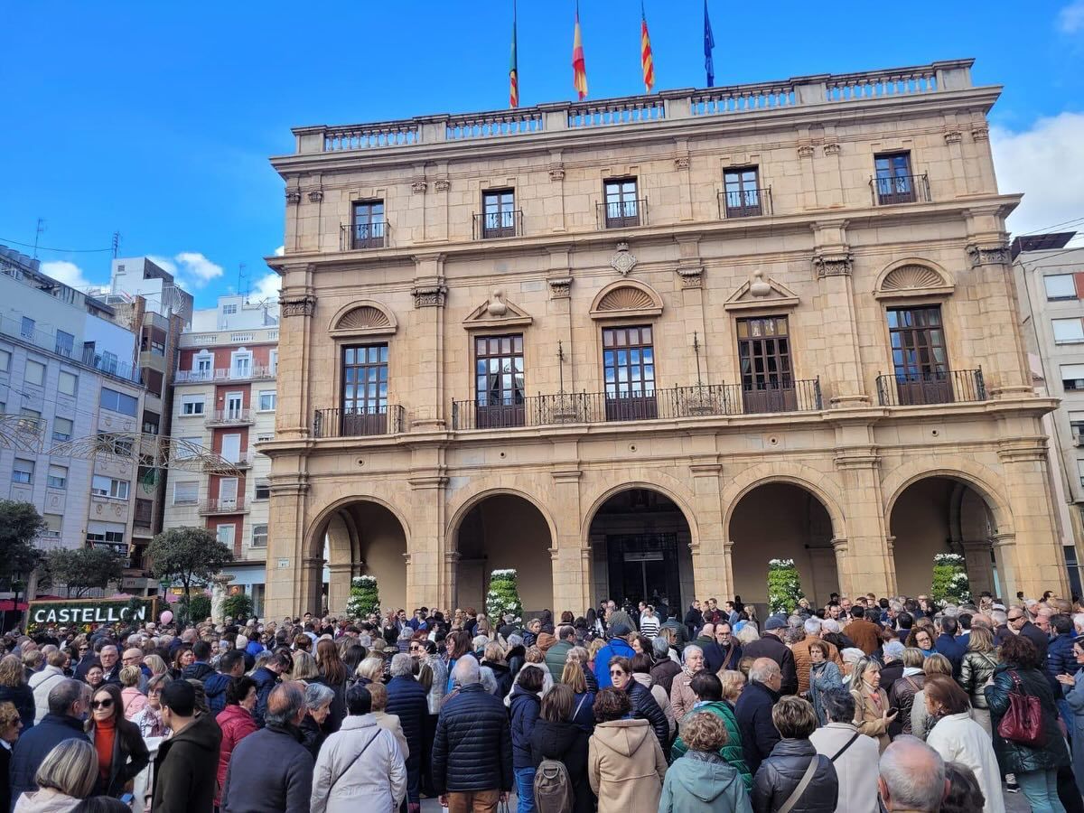 Multitudinario y emotivo minuto de silencio en castellón