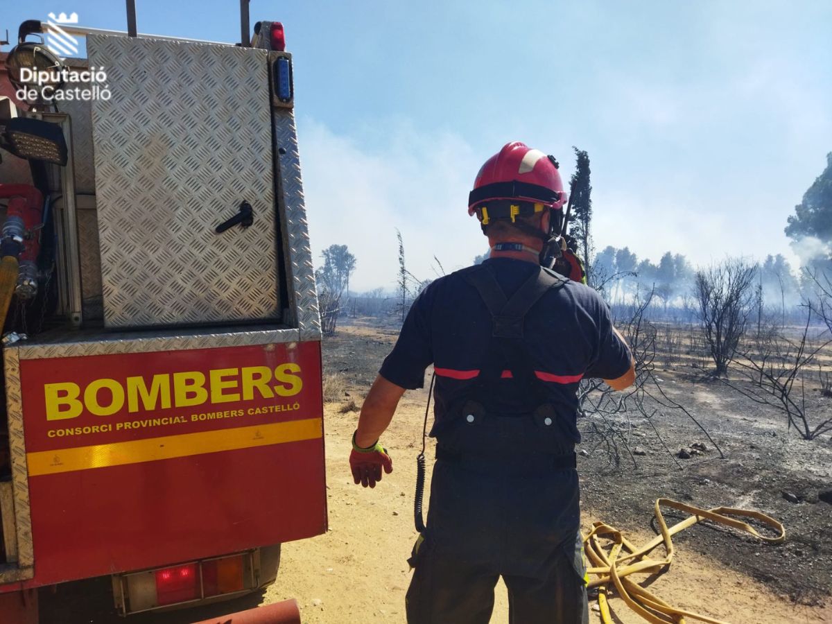 Preocupación por un incendio en el paraje del Mijares en Almassora