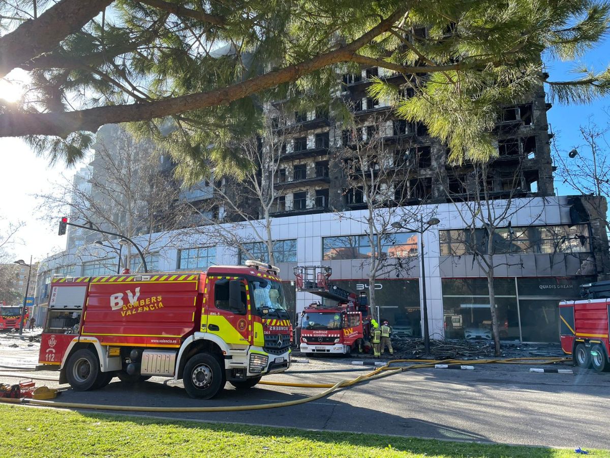 Primeras horas de la mañana tras el desastre del incendio en Valencia