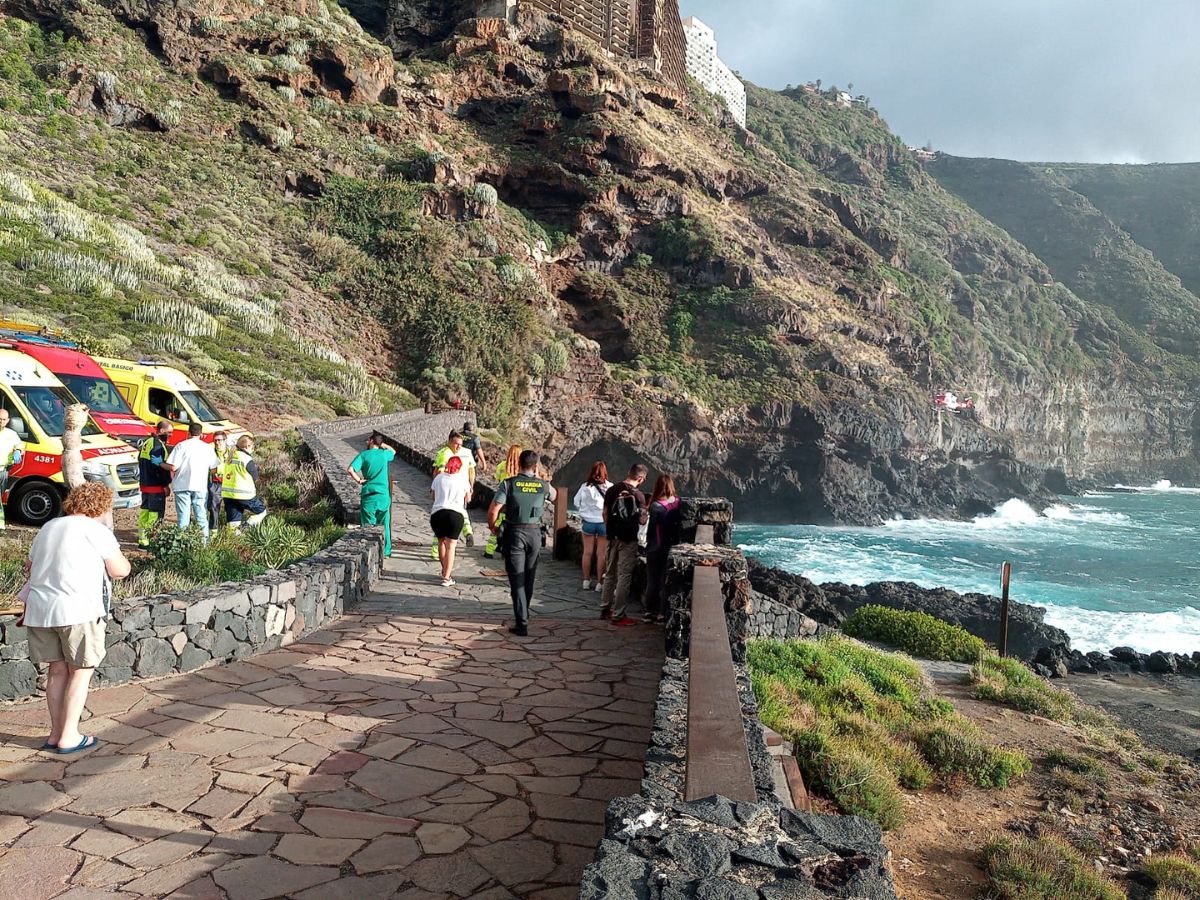 Rescatan a un menor y buscan a un adulto caído al mar en Tenerife  interior