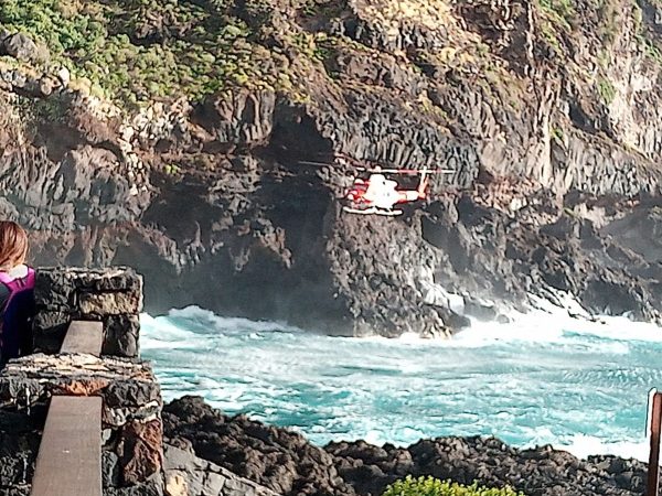Rescatan a un menor y buscan a un adulto caído al mar en Tenerife