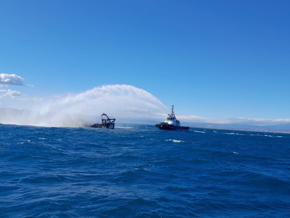 Se incendia y hunde un barco pesquero en Castellón