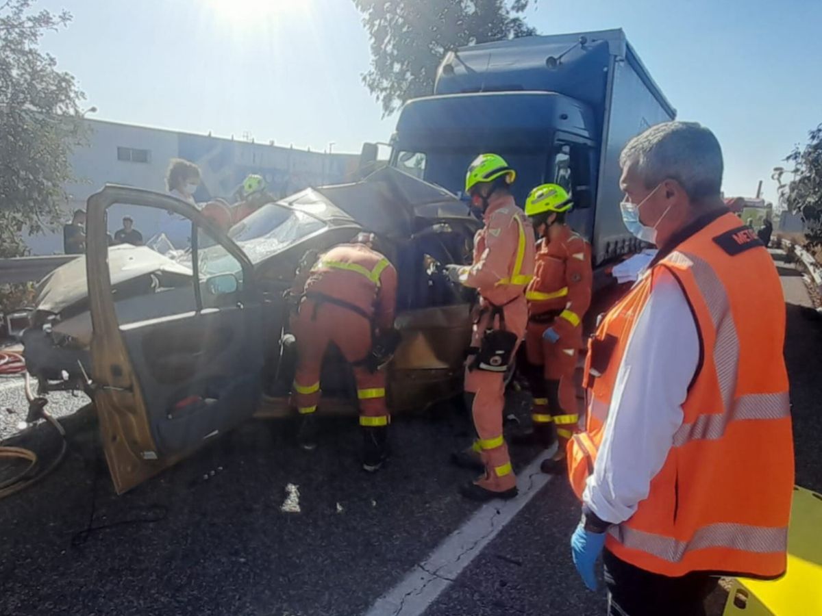 Tres heridos al colisionar un camión y una furgoneta en Alzira