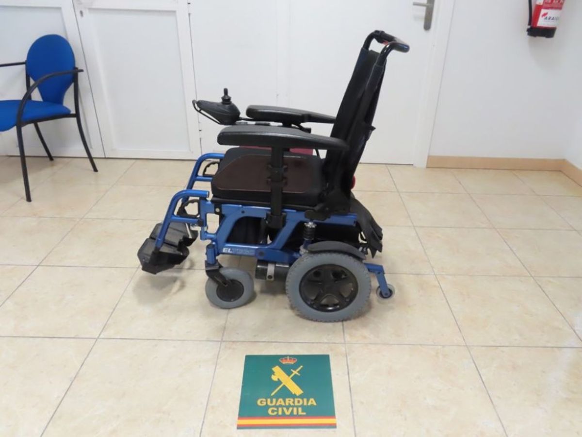 Un cura "hurta" una silla de ruedas para venderla en Wallapop