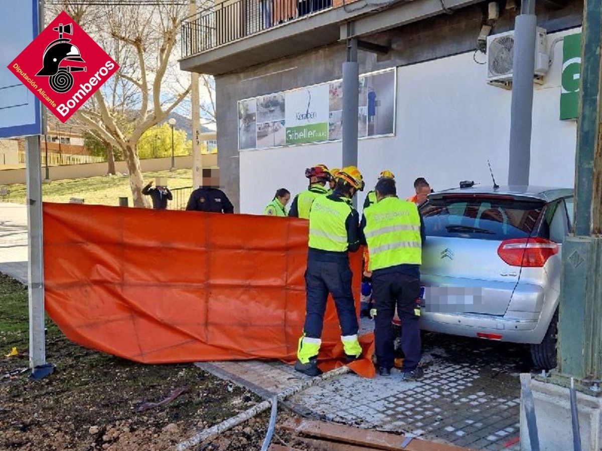 Una persona fallece tras colisionar con su coche contra una pared  en Alcoi