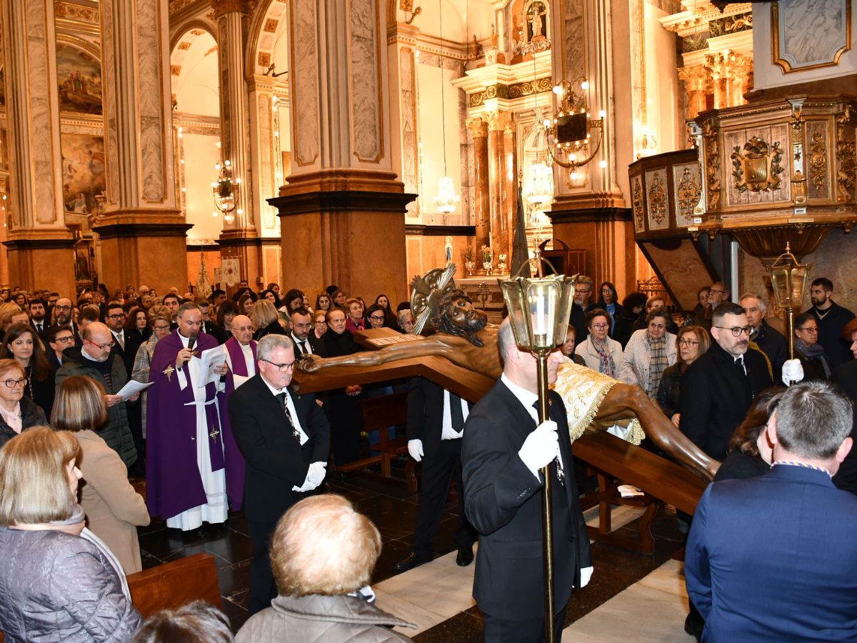 Vila-real conmemora el ‘Via Crucis’ con el traslado del Cristo del Hospital