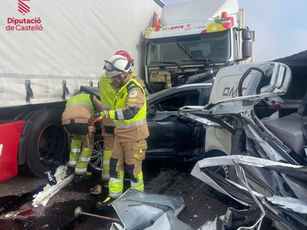 Accidente con múltiples vehículos corta la AP-7 en Nules