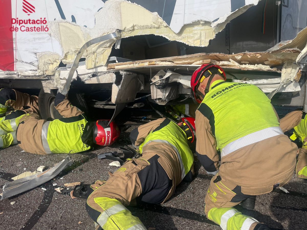 Accidente con múltiples vehículos corta la AP-7 en Nules