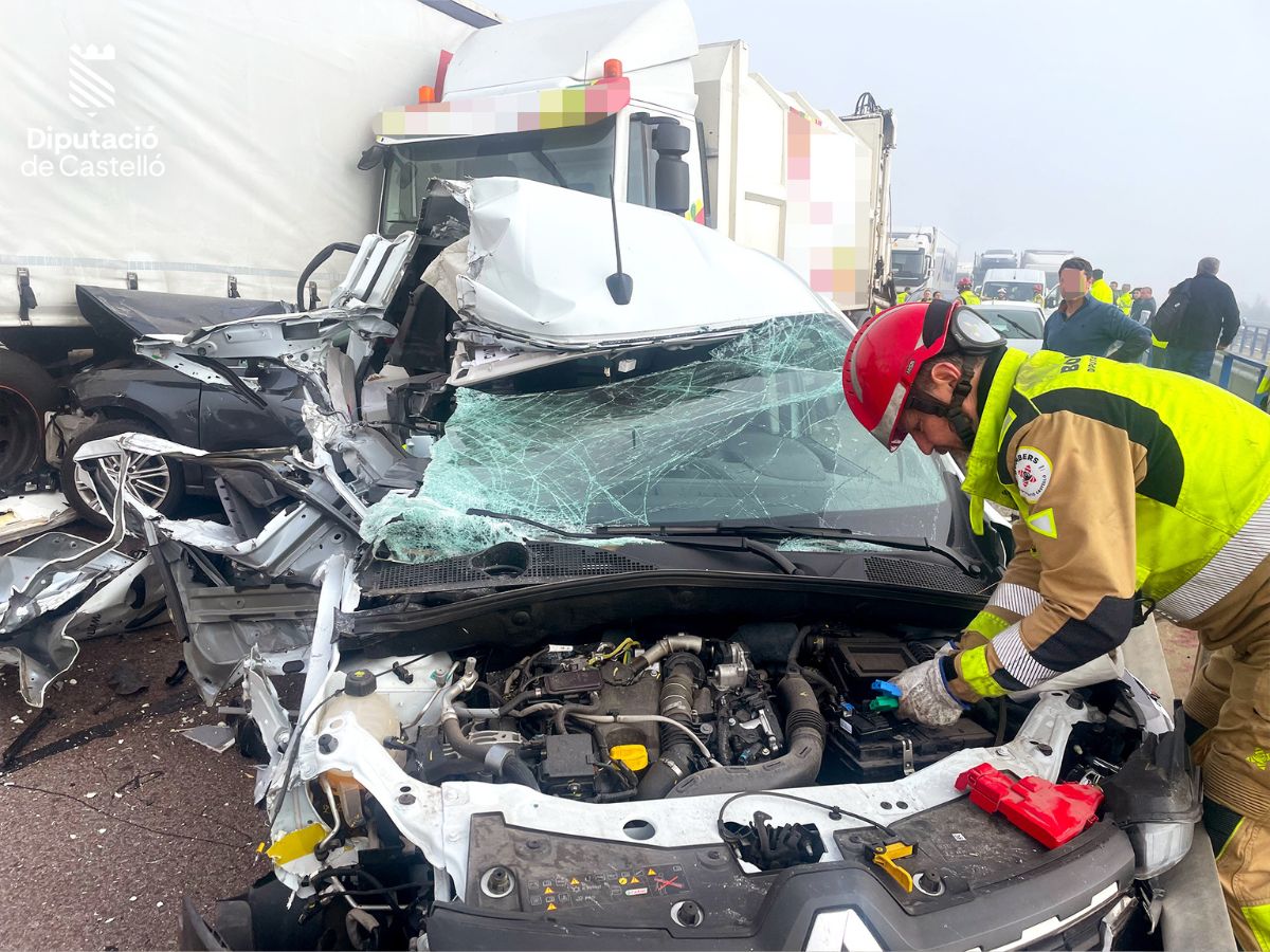 Accidente con múltiples vehículos corta la AP-7 en Nules