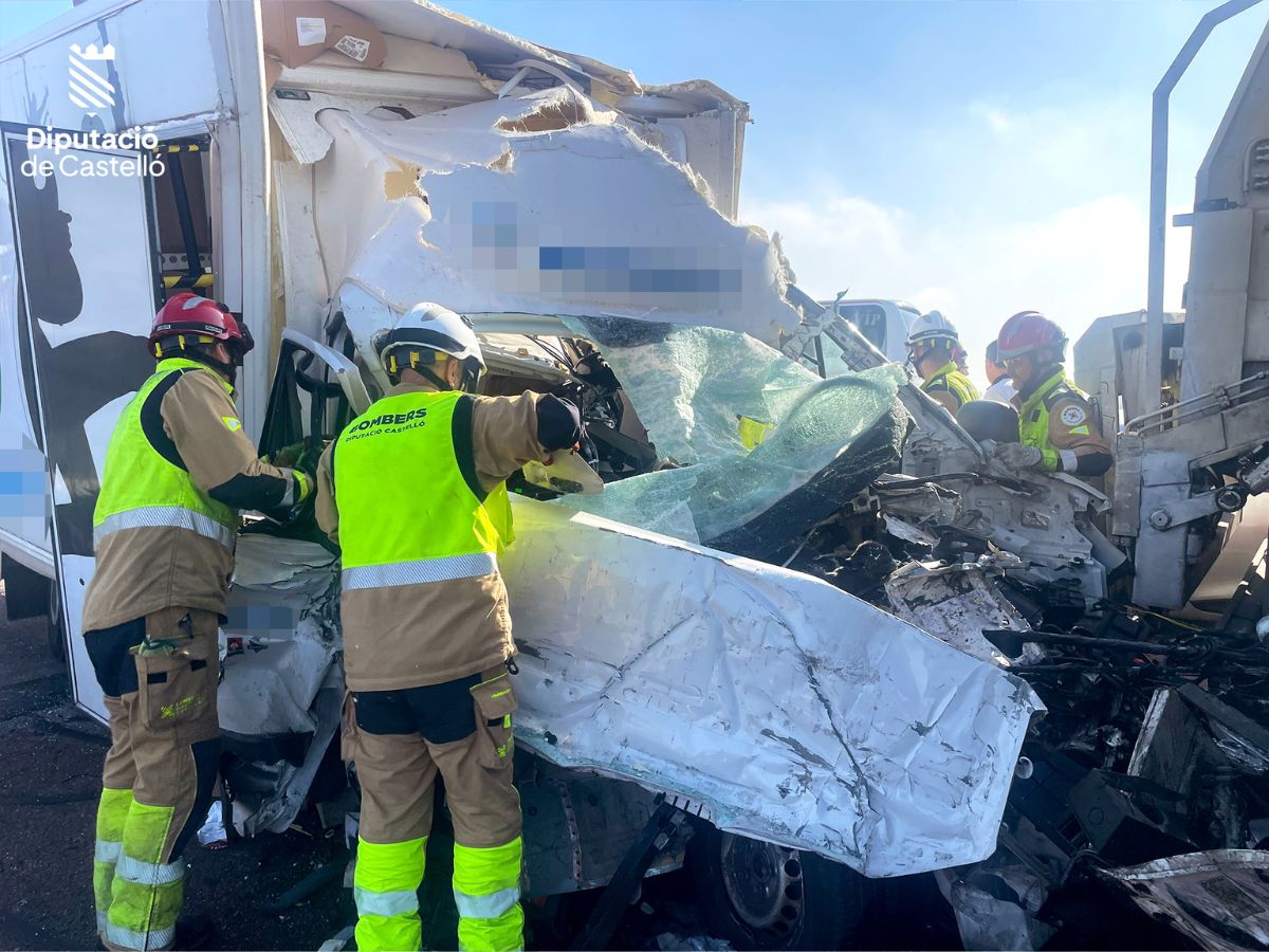 Accidente con múltiples vehículos corta la AP-7 en Nules