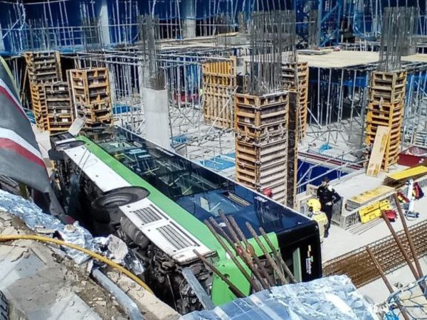 Varios heridos al caer un autobús en una obra de Esplugues de Llobregat