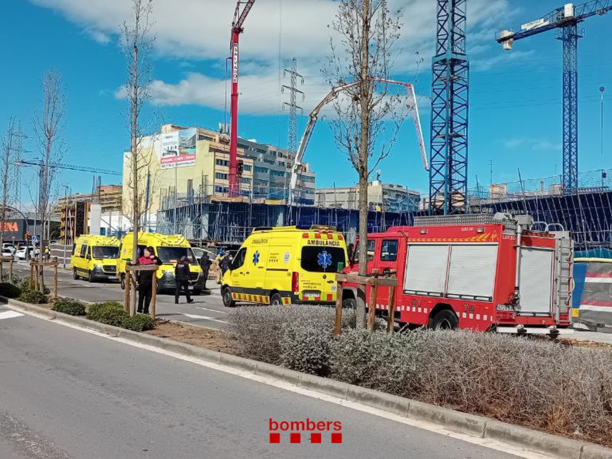 Accidente de autobús tras caer de una altura tres metros Esplugues de Llobregat 3