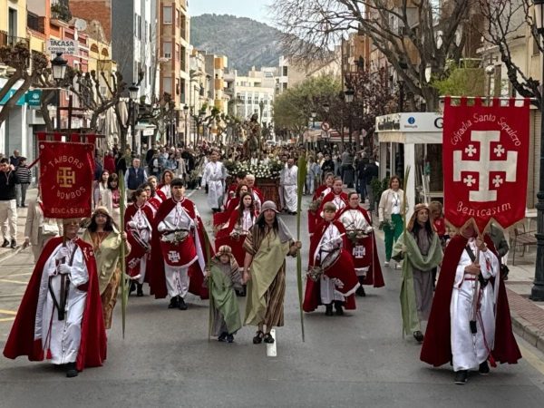 Benicàssim celebra a ritmo de bombo y tambor el Domingo de Ramos