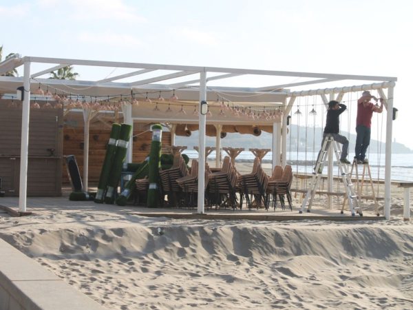 Benicàssim prepara la instalación de los chiringuitos en la playa