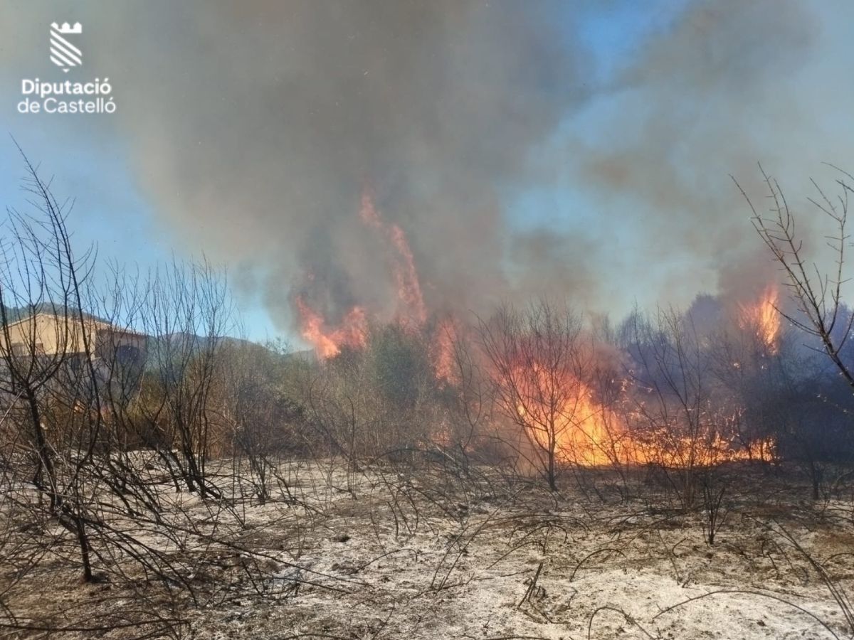 Bomberos desplazados a incendios declarados en Almenara y Onda fuego