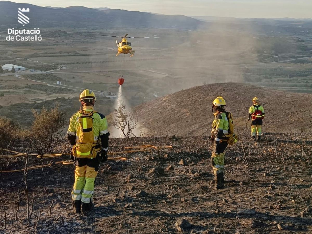 Bomberos piden cortar la CV-133 por el incendio de Les Coves de Vinromà estabilizado 1