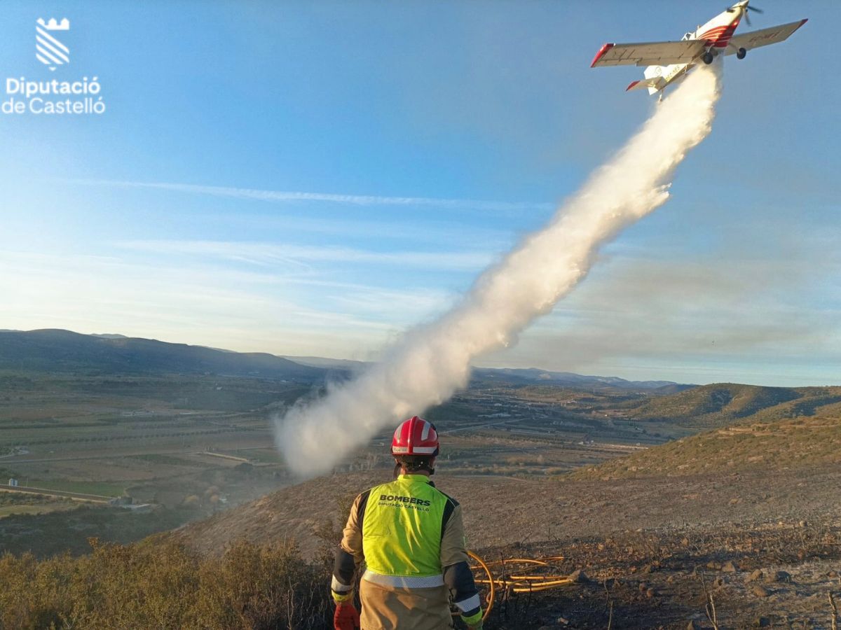 Bomberos piden cortar la CV-133 por el incendio de Les Coves de Vinromà estabilizado 2