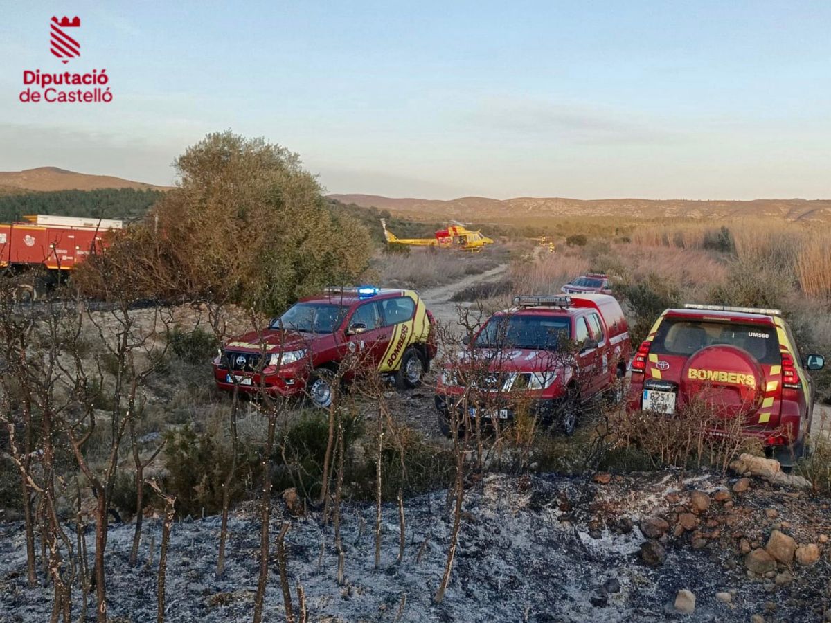 Bomberos piden cortar la CV-133 por el incendio de Les Coves de Vinromà controlado 2