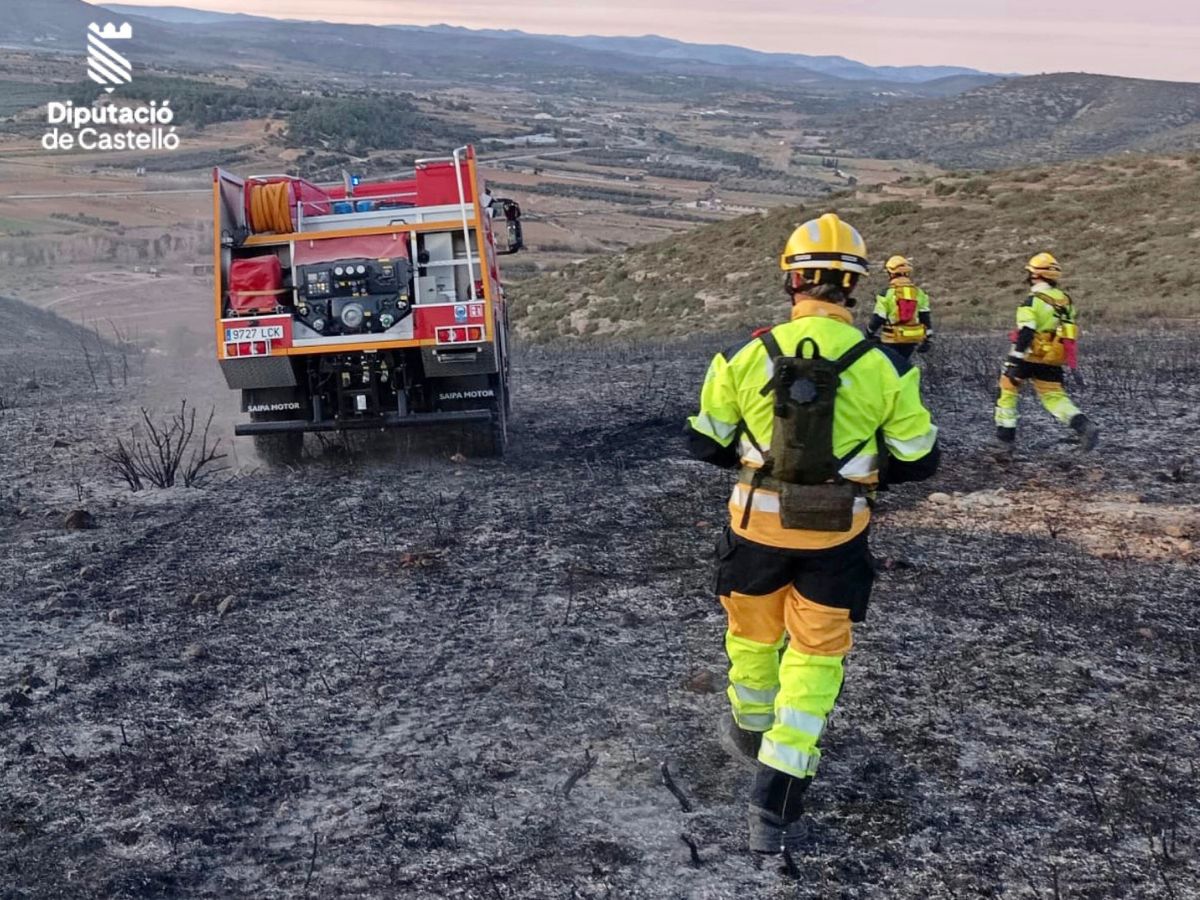 Bomberos piden cortar la CV-133 por el incendio de Les Coves de Vinromà controlado 1