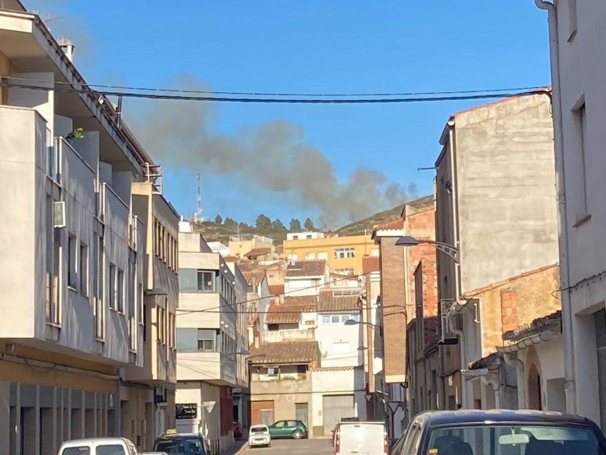 Bomberos piden cortar la CV-133 por el incendio de Les Coves de Vinromà- foto Jose Antonio Albella