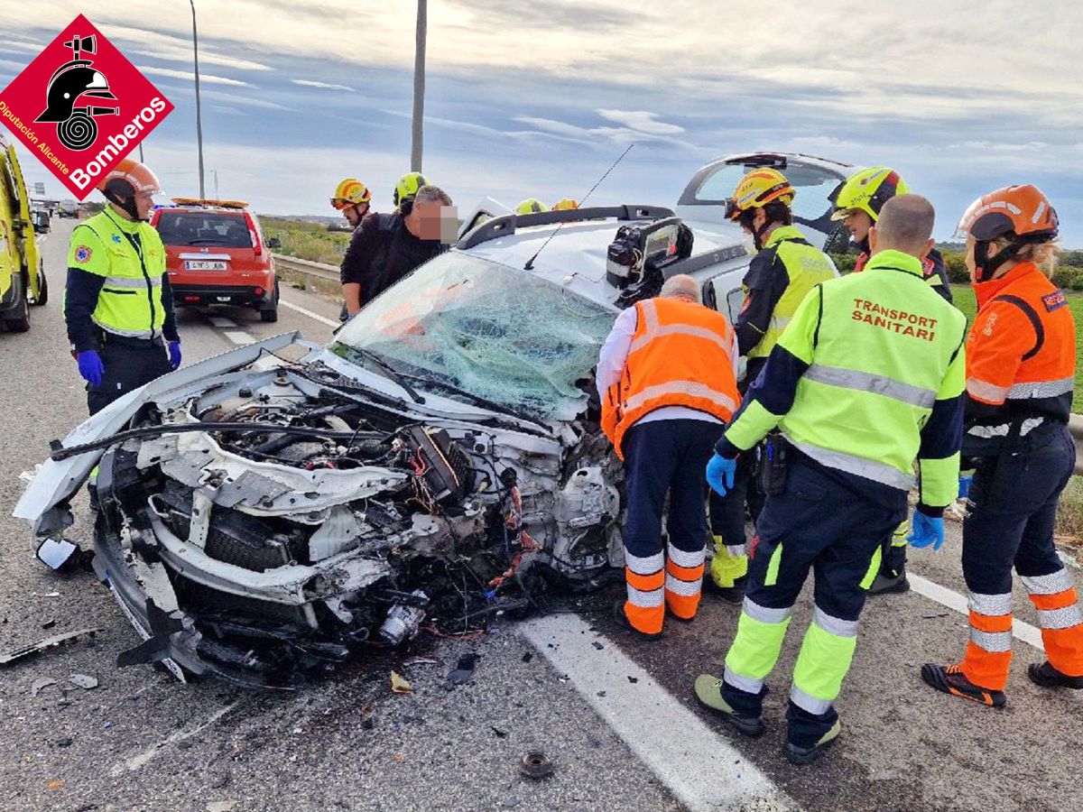 Brutal choque entre un automóvil y un autobús en la CV-91