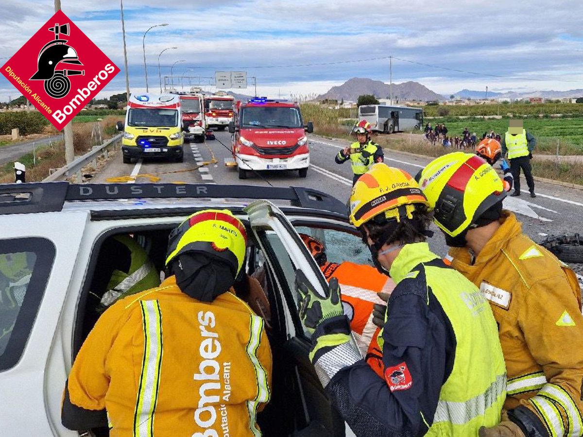 Brutal choque entre un automóvil y un autobús en la CV-91 Almoradí 2