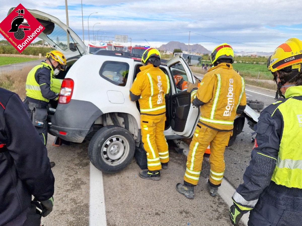 Brutal choque entre un automóvil y un autobús en la CV-91 Almoradí 3