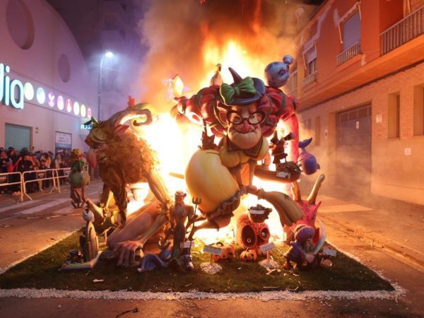 Burriana se despide con la ‘cremà’ de sus Fallas 2024