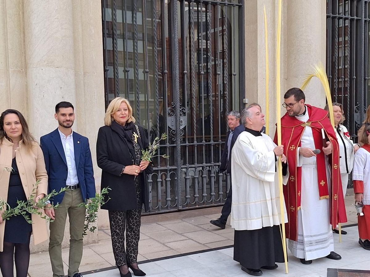 Castellón vive la tradición del 'Domingo de Ramos 2024' bendición plaza de las Aulas