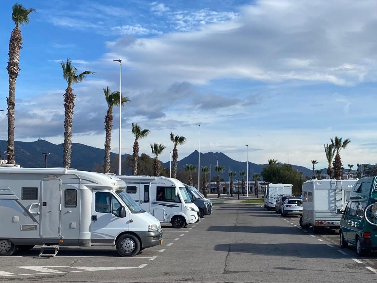 Denuncian acampadas ilegales en el paseo marítimo de la playa del Gurugú