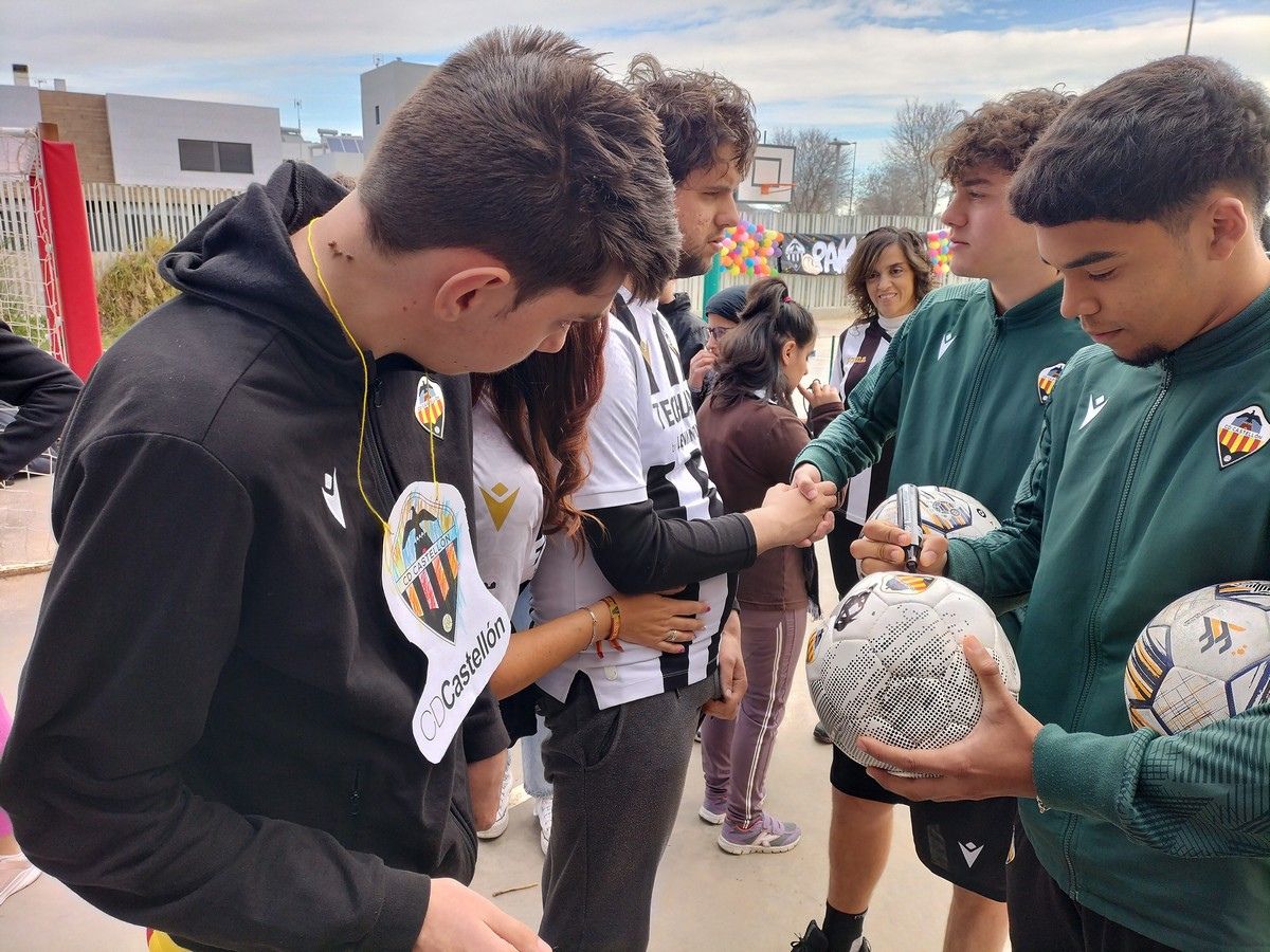 El CD Castellón visita a los alumnos del CEE Castell Vell