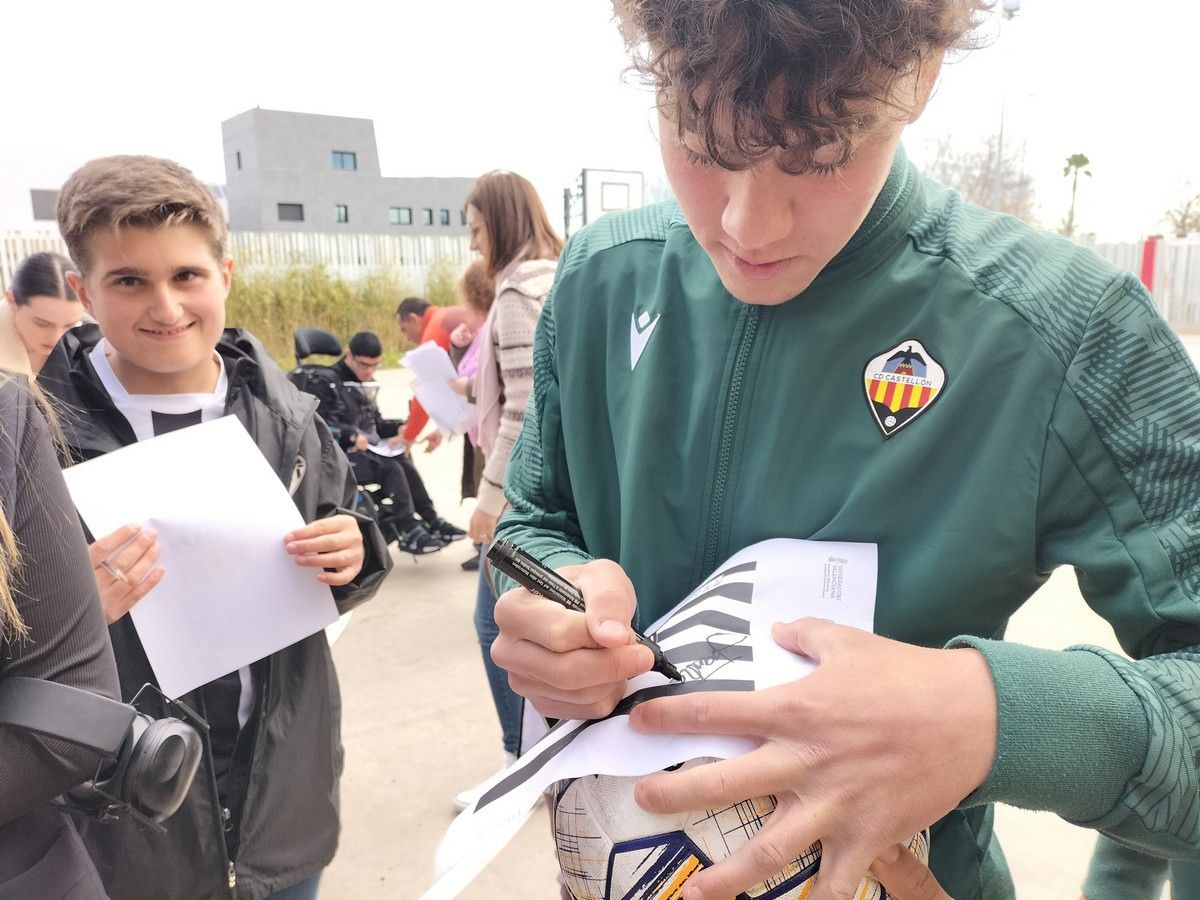 El CD Castellón visita a los alumnos del CEE Castell Vell