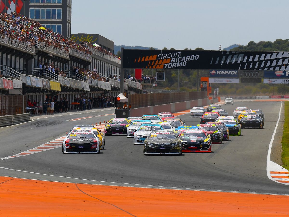 El Circuit abre la pista a los aficionados en el Valencia NASCAR Fest