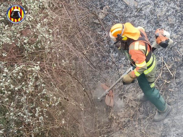 El incendio de Sagunto mantiene activos a los bomberos