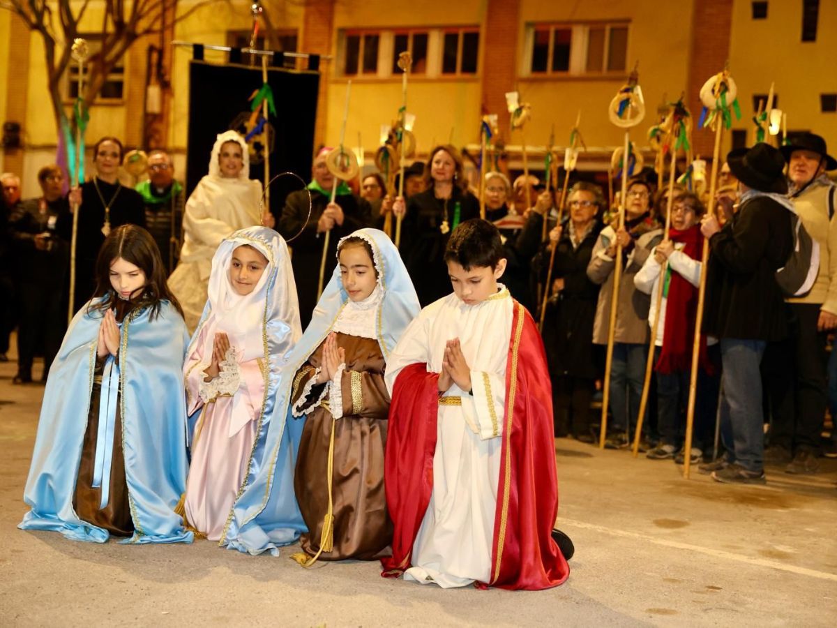 Emotiva 'Tornà de la Romería' con desfile de Gaiatas en Castellón genuflexión