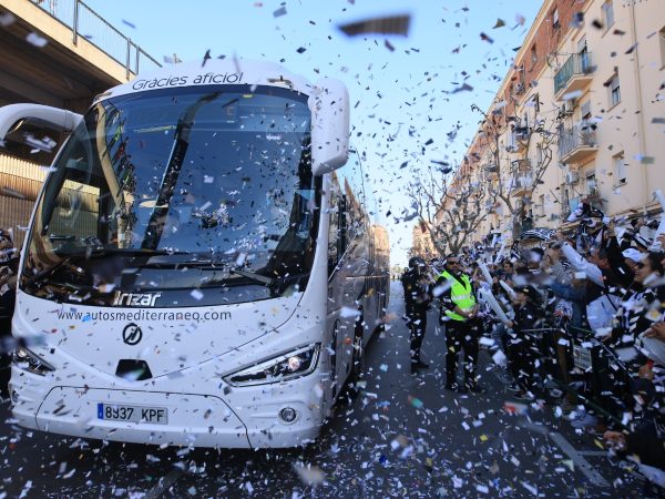 Espectacular recibimiento de la afición al CD Castellón en Castalia