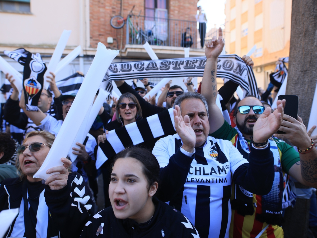 Espectacular recibimiento de la afición al CD Castellón en Castalia