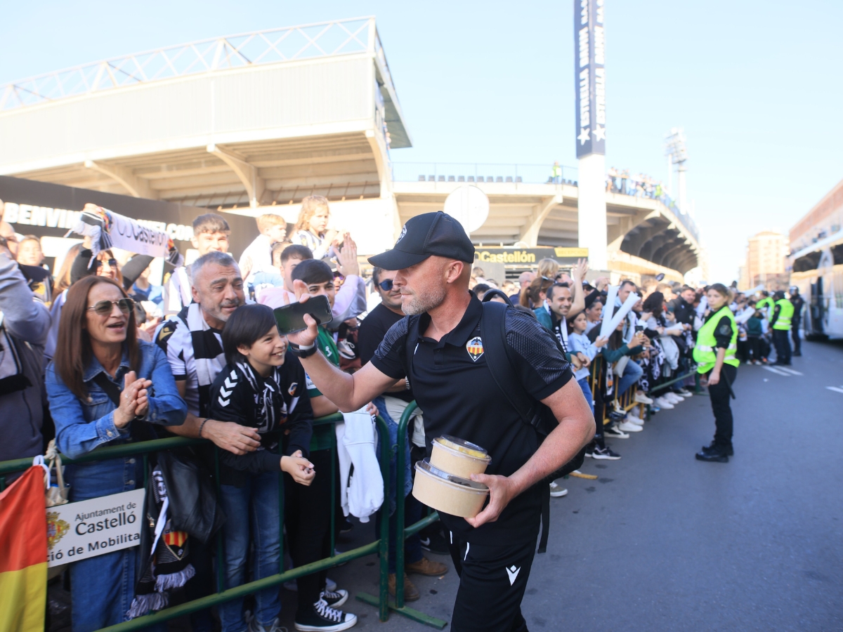 Espectacular recibimiento de la afición al CD Castellón en Castalia