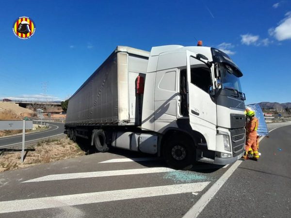 Fallece el conductor de un camión en un accidente de tráfico en la A-7