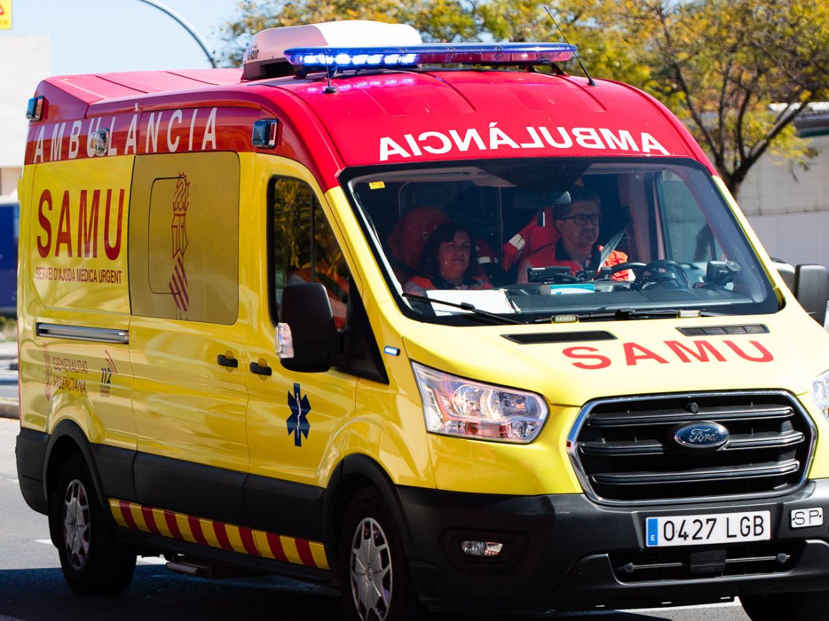 Fallece un operario al caerle un poste telefónico