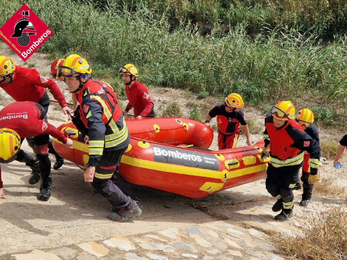 Hallan el cuerpo del menor desaparecido en Almoradí Bomberos 2