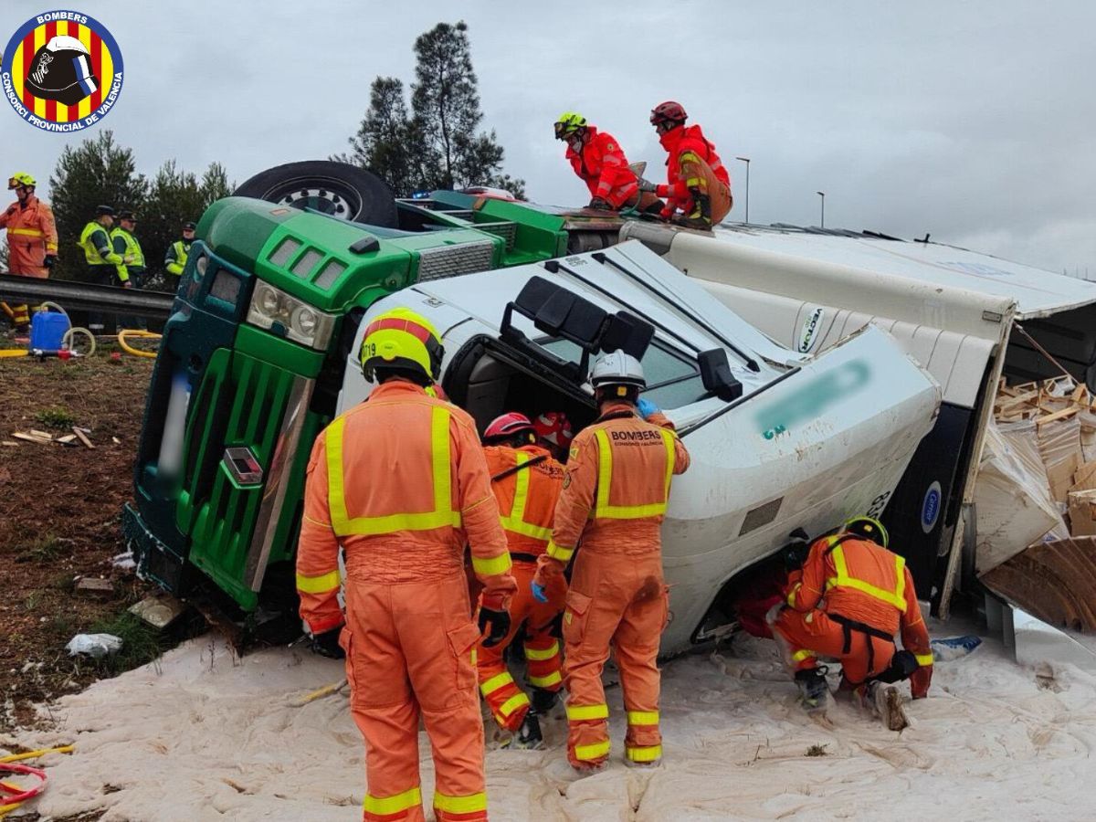 Herido el conductor de un camión al volcar en la A-7