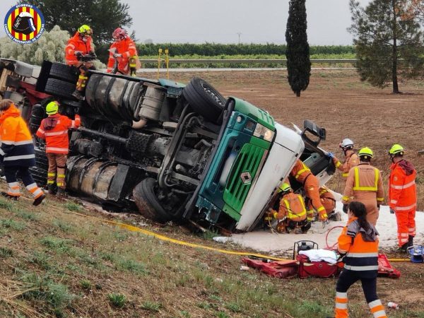 Herido el conductor de un camión al volcar en la A-7