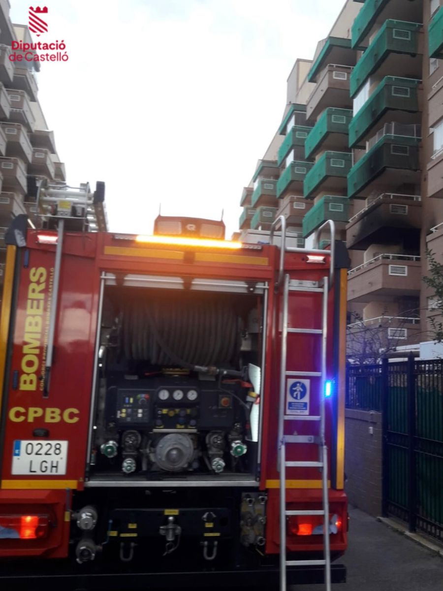 Incendio en un edificio de ocho alturas de Oropesa del Mar bomberos camión