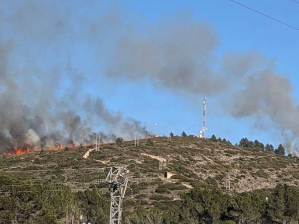 Bomberos piden cortar la CV-133 por el incendio de Les Coves de Vinromà