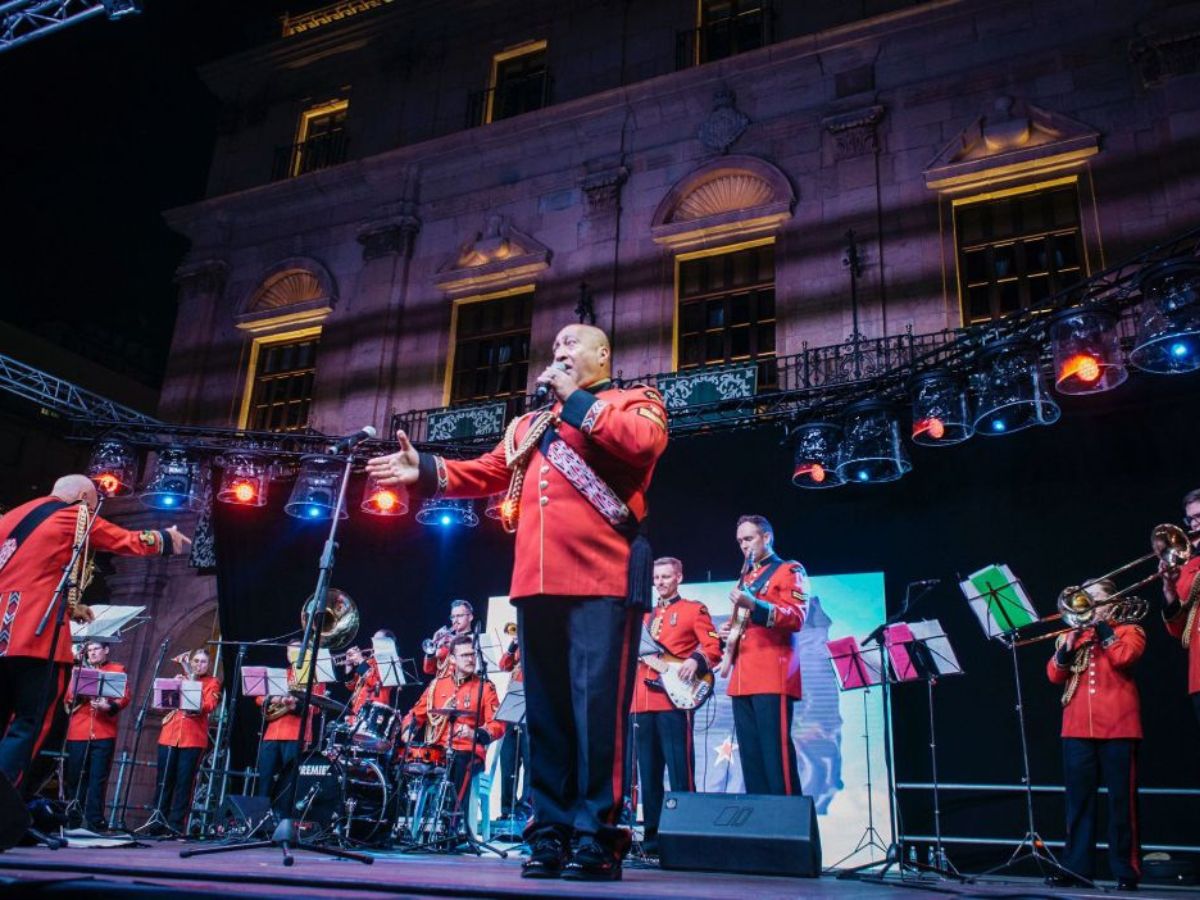 La Banda del Ejército de Nueva Zelanda llena la Plaza Mayor