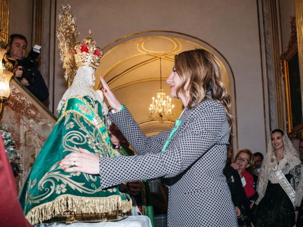 La Mare de Déu del Lledó recibe la insignia del ‘Fadrí d’Or Honorífic’