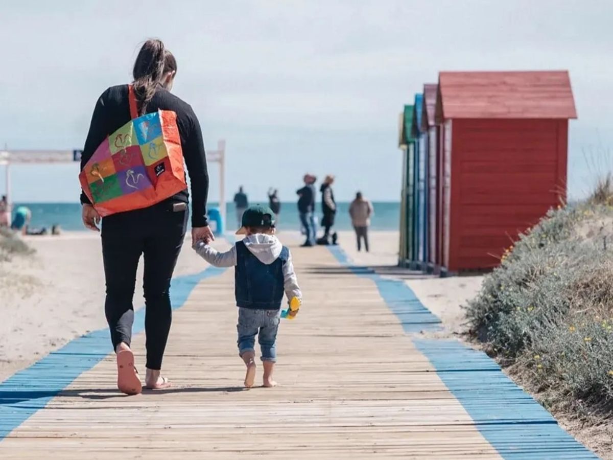 La alcaldesa de Castellón supervisa la 'Semana Santa 2024' en las playas-mujer pasarela