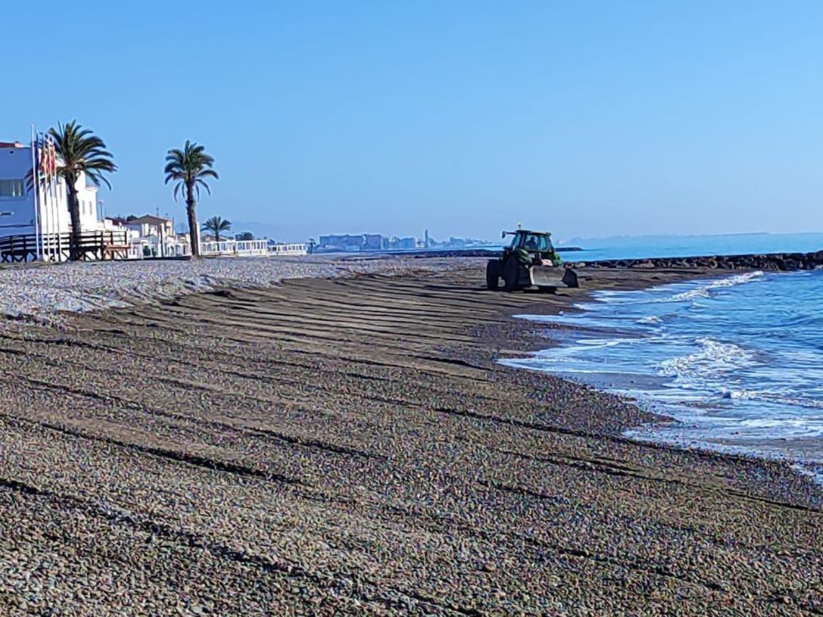 Moncofa prepara la playa del Grao para Semana Santa