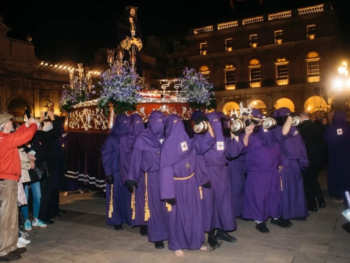 Multitudinaria procesión del Santo Entierro en Castellón